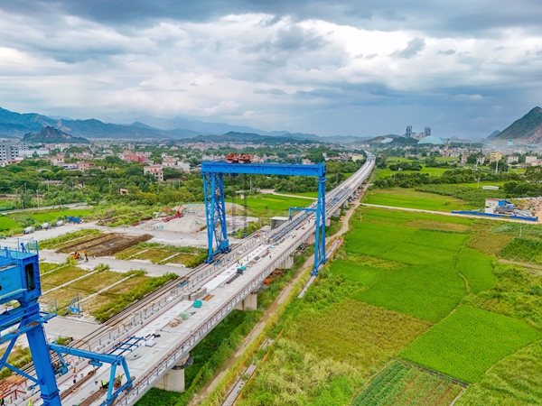 南珠高铁玉林北至岑溪东段路基、桥梁在有序施工。林鹤摄