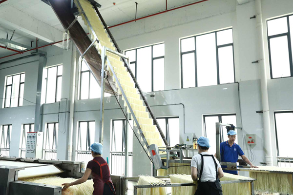 柳州市创乡食品科技有限公司生产车间里，工人忙着赶制新订单。韦蒙玲摄