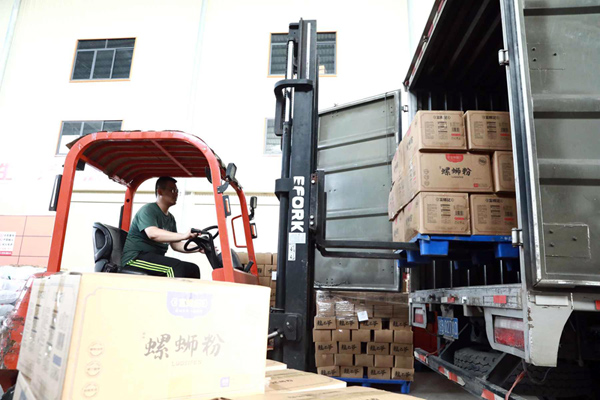 广西美申园食品有限公司企业日出货近3万单。韦蒙玲摄
