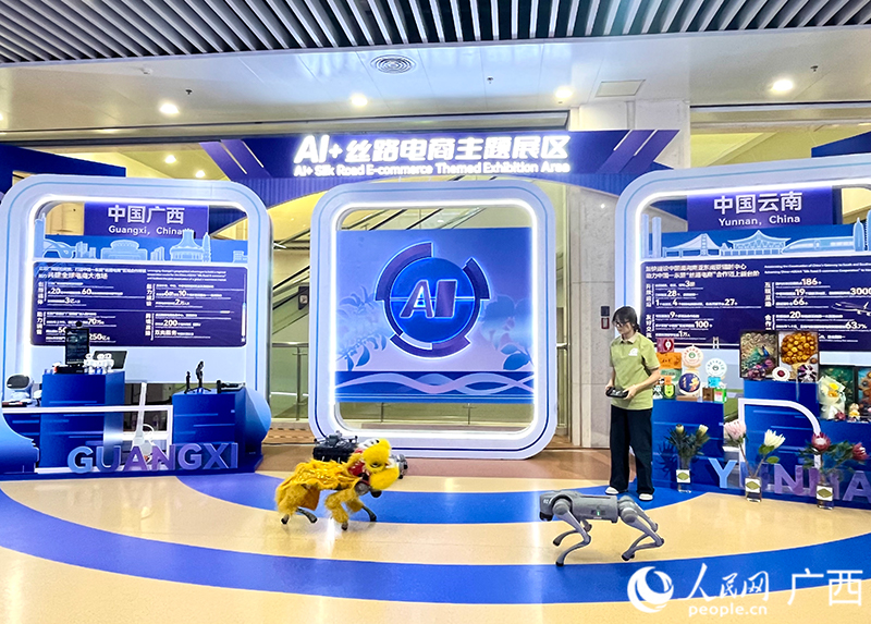 AI機器狗互動展示。人民網 韋歡攝