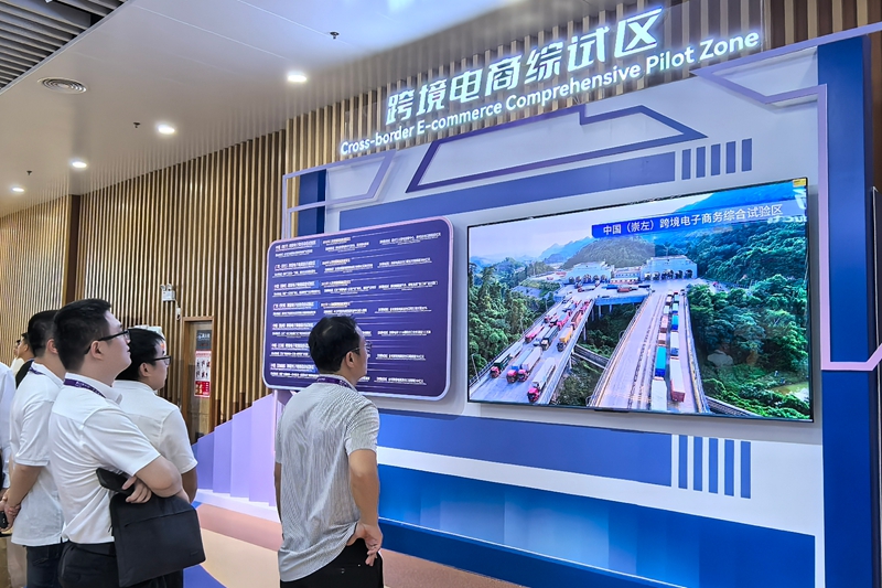 嘉賓參觀跨境電商綜試區。龐惠文攝