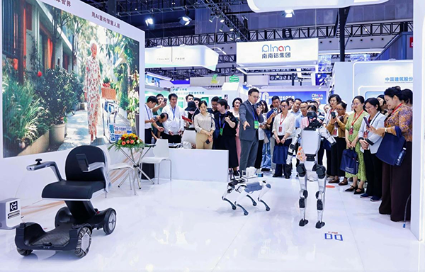 參會嘉賓了解靈犀智界AI大管家的應用。覃晴攝