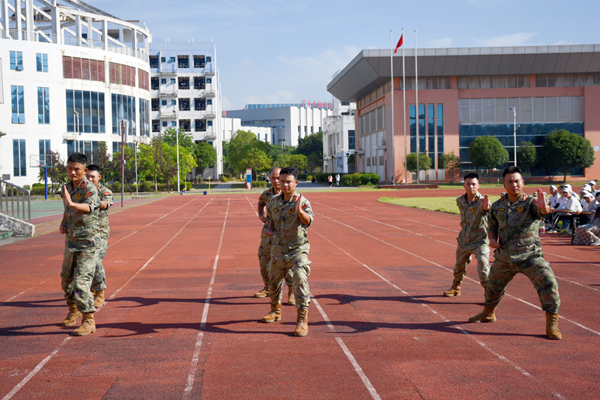 教官們為學生表演格斗與軍體拳。