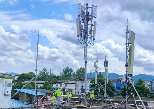 施工人员在梁平机场附近开展5G-A通感一体基站安装作业