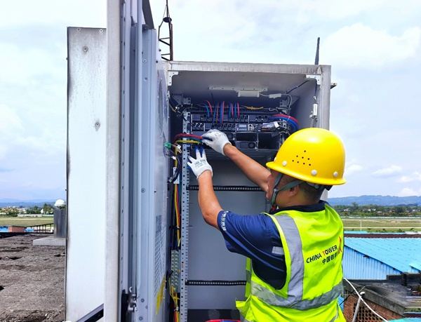 施工人员检查5G-A设备动力接入安全