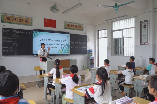 唐芬在給學生上課。