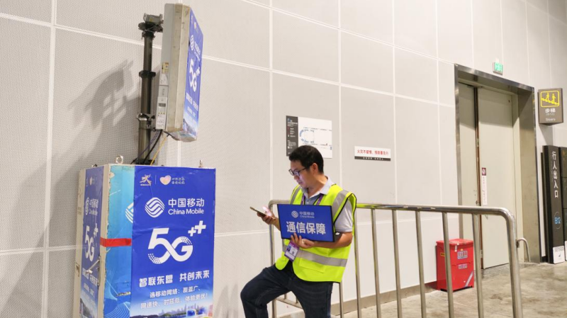中国移动广西公司保障团队在会展中心场馆内开展网络测试。李慧敏摄