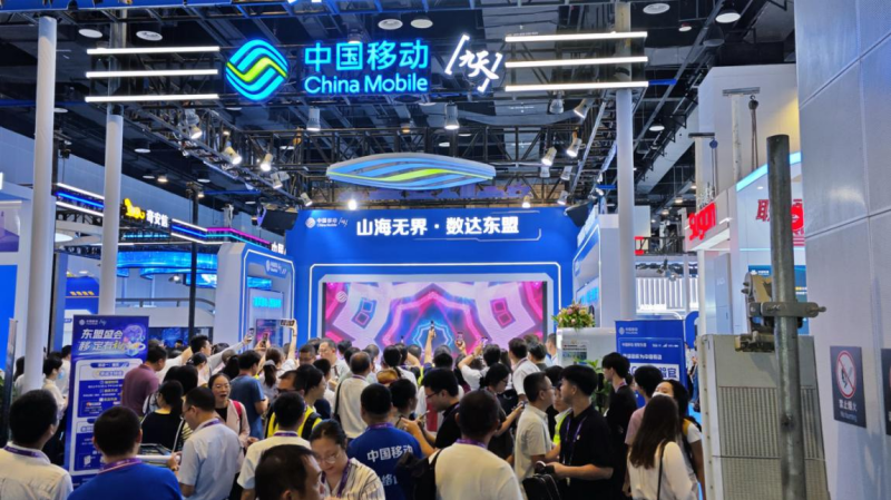 中国移动广西公司“山海无界・数达东盟”展台吸引了众多嘉宾参观。 徐先丽摄