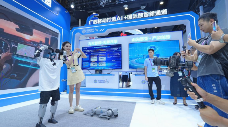 机器人和机器狗联合表演“科目三”舞蹈,让现场观众流连驻足观看。 申蓓摄