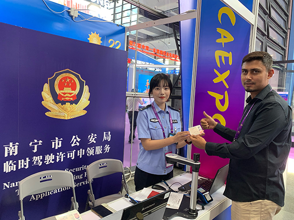 图为临时入境人员成功领到临时驾驶许可证。南宁市公安局供图。