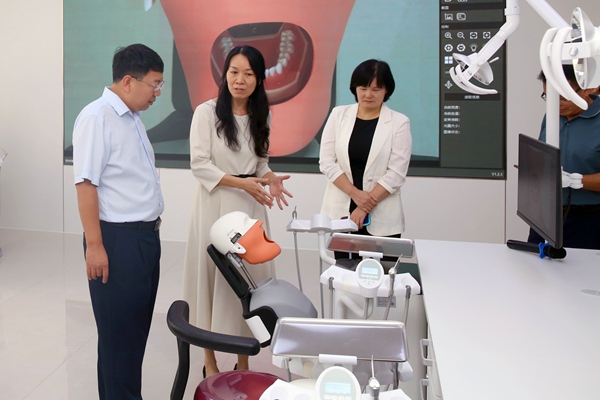 与会领导为数智化口腔医学实验教学中心揭牌。莫军摄