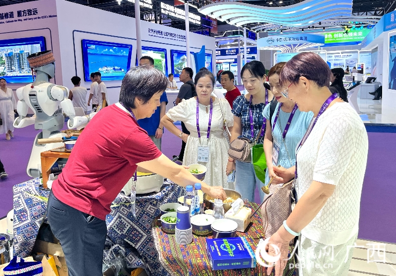 观众驻足品尝油茶。人民网 韦欢摄