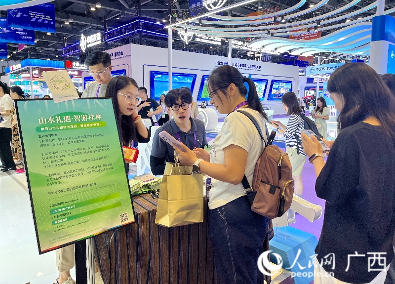 观众排队兑换礼品。人民网 韦欢摄