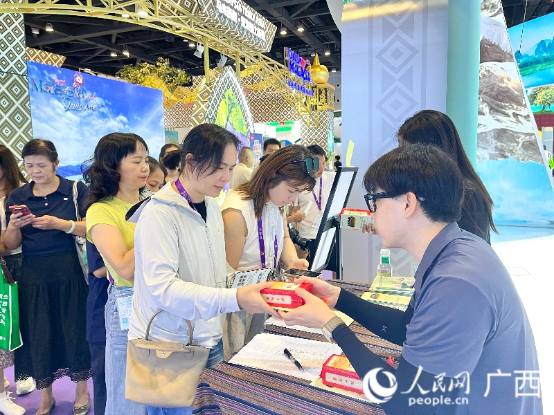 观众领到桂林特色礼品。人民网 韦欢摄