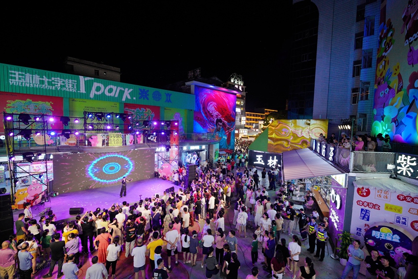 在Y-PARK艺术空间，“鬱城好声音”正在开唱。
