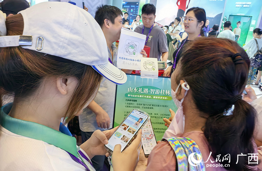 游客现场参与互动。人民网 付华周摄
