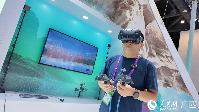 戴上VR设备体验鸬鹚捕鱼。人民网 雷琦竣摄