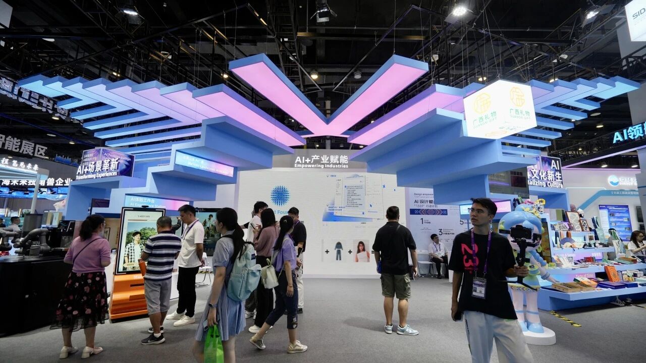 “廣西禮物”AI主題展區。深圳市工業設計行業協會供圖