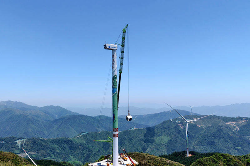 在广西桂林市龙胜各族自治县花界山风电项目建设工地，施工人员在安装风力发电设备。潘志祥摄