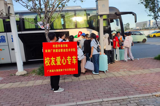 爱心用车服务现场。朱运基摄