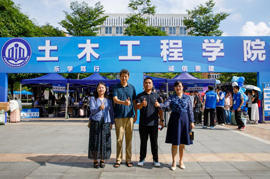 范蓓龙（右二）与土木工程学院领导、老师合影。赵子丞摄