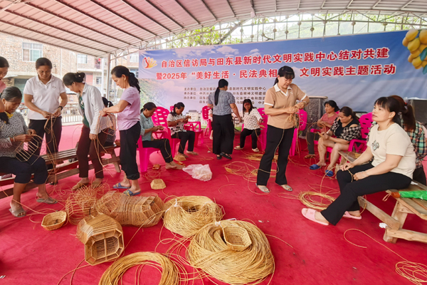 藤编师傅逐一指导村民藤编技巧。