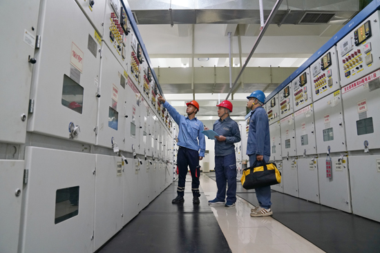 9月23日，南方電網廣西欽州供電局供電服務中心工作人員來到臨港重點企業開展用電安全檢查，指導用戶做好防風防汛期間的安全用電工作。翟晉升攝