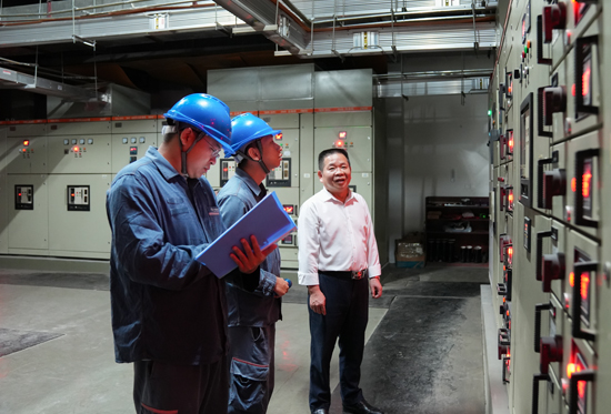 南方電網廣西北海供電局客戶經理開展台風前客戶走訪，指導酒店等用電客戶在台風來臨前對配電房進行再檢查。陽文志攝