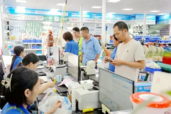 客戶正在購買五金商品。謝海兵攝