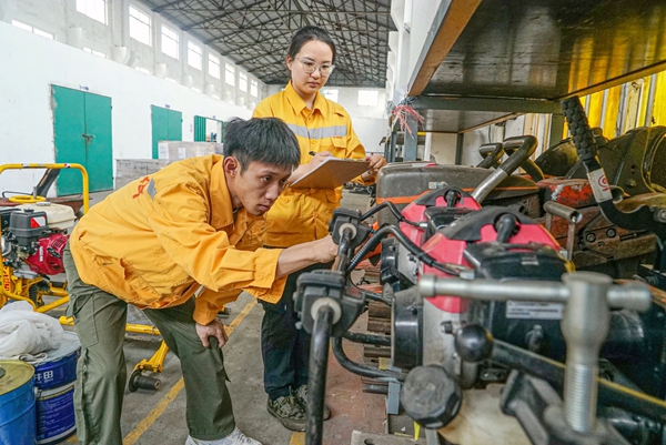 南宁工务段做好防洪备品清点工作。宋彤波摄