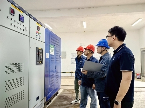 服務隊深入配電房對配電櫃等進行全面檢查（傅泳隆攝）.jpg