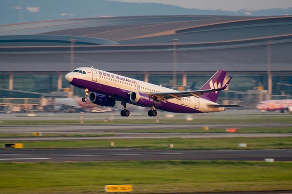 西部航空飞机在重庆江北国际机场起飞。