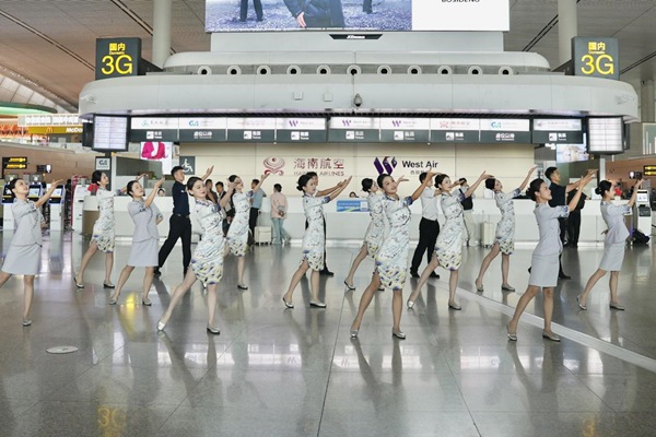 西部航空转场重庆江北国际机场T3航站楼快闪活动。