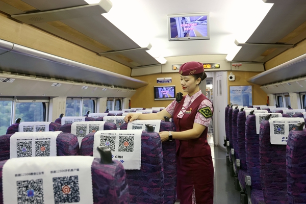 列車工作人員整理車廂座椅。林鶴攝