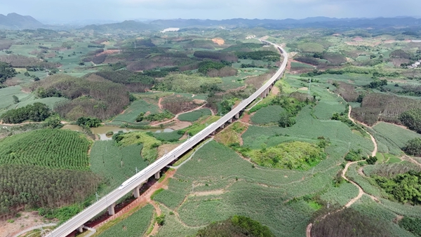 滿圖試運行列車行駛在南憑高鐵崇憑段線路上。韋建鬆攝