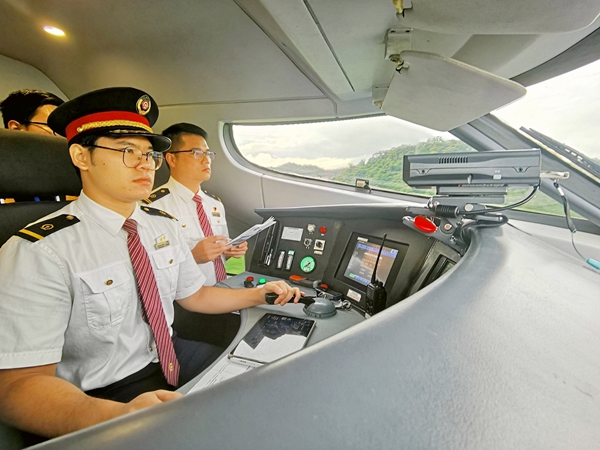 南寧機務段強化現場管控，安排管理人員全程添乘，確保列車安全運行。林高攝