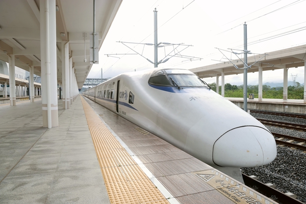 首趟滿圖試運行列車在崇左南站整裝待發。陸玉榮攝