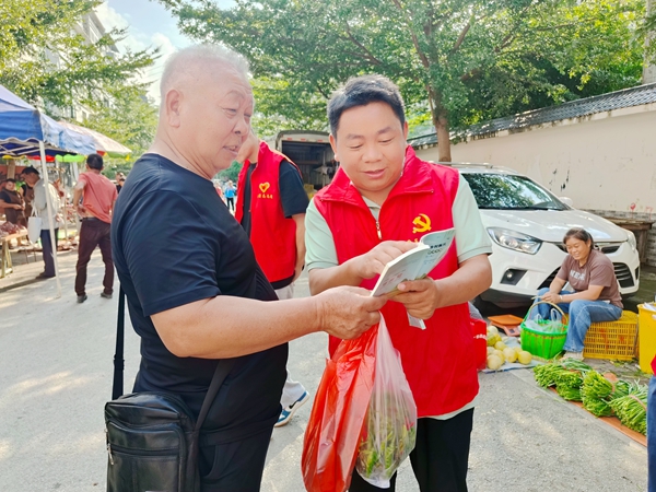 那勞小學教師志願者走上街頭與群眾交流推廣普通話.