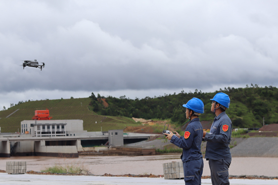 9月25日，欽州供電局智能作業班青年突擊隊利用無人機對平陸運河沿岸電力線路開展故障巡視工作。陸小娥攝
