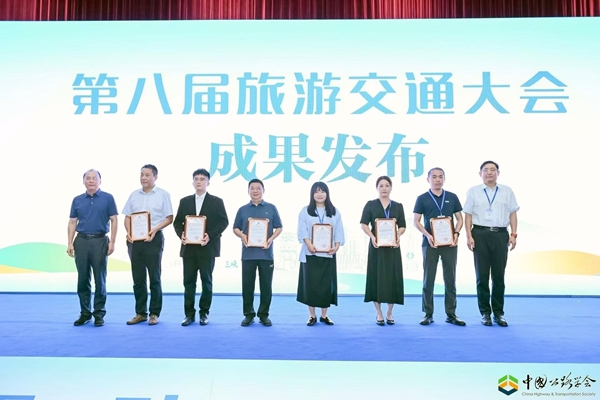 實業公司金山服務區代表（左三）上台領獎。