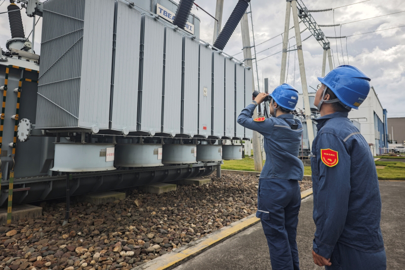 檢修人員檢查主變壓器。賀州供電局供圖