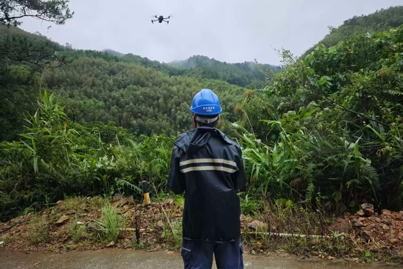 梧州供電局應急搶修隊伍青年突擊隊對10kV上排線、10kV大支線開展無人機巡視，利用“無人機+人巡”的方式快速查找故障。寧子源攝