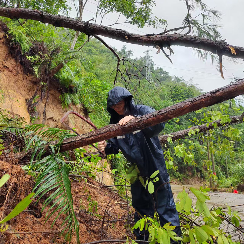 台風“樺加沙”引起合水鎮道路塌方，梧州供電局支援隊伍清除阻礙，繼續開展缺陷排查工作。寧子源攝