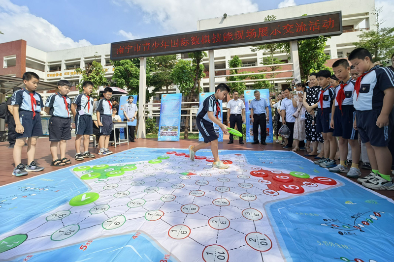 观摩国际数棋团体赛。石慧琳摄