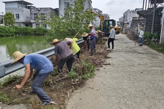 武陵鎮雲嶺村開展道路整治工作。賓陽縣委宣傳部供圖