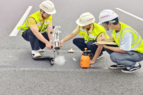 養護技術員應用“四新技術”，測量材料抗滑指標。