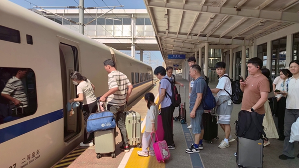 旅客在貴港站有序乘車。曾莉攝