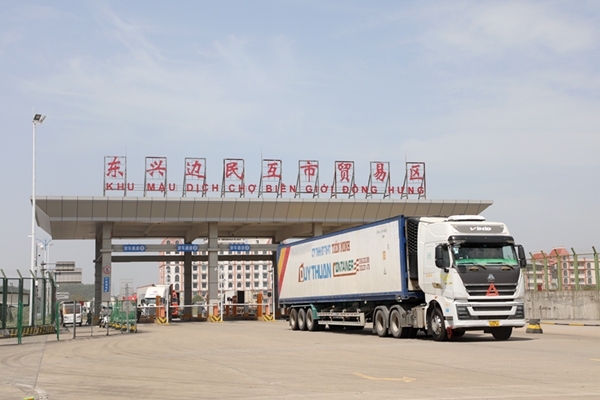 越南貨車通過互市區卡口。
