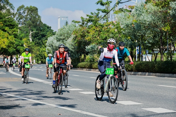 本次微笑骑行将职业赛道搬到城市街头，让市民零距离感受世界级赛事魅力。主办方供图