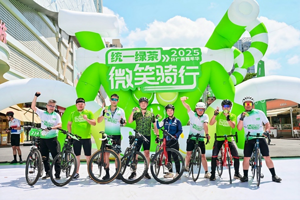 骑手们完成集章打卡，领取奖牌。主办方供图